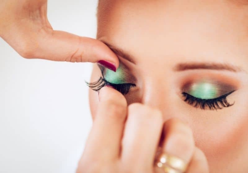 how To Remove Eyelash Strips