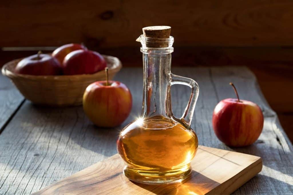 3 Reasons Apple Cider Vinegar Is Good For Eyelashes