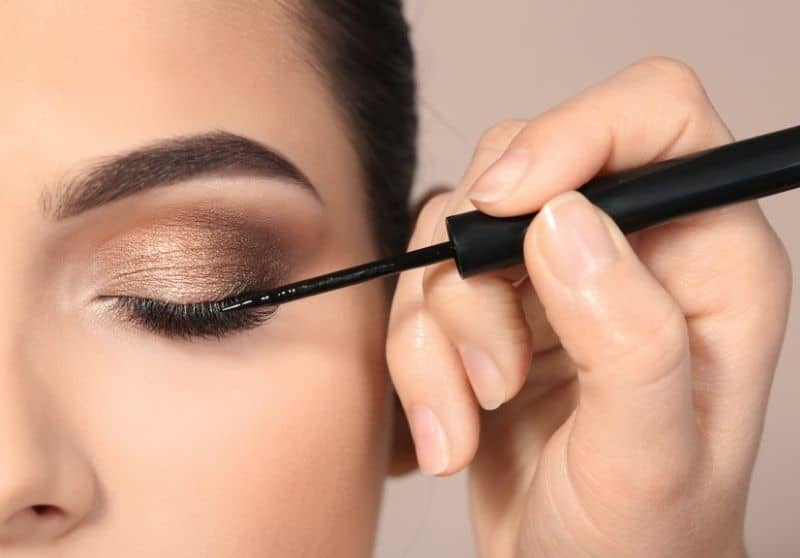 Can You Use Eyeliner With False Eyelashes